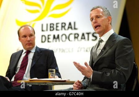 Brian Paddick (rechts), stellvertretender Kommissar der Metropolitan Police, nimmt an der Kriminalitätsdebatte auf der Jahreskonferenz der Liberaldemokratischen Partei in Bournemouth Teil, an der der Innenminister Mark Oaten (links) teilnimmt. Stockfoto