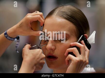 Die Modelle werden backstage für die Issa Catwalk Show in der Queen Elizabeth Hall im Zentrum von London während der London Fashion Week vorbereitet. Stockfoto