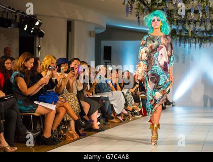 Ein Model auf dem Laufsteg während der Vin & Omi Laufsteg Show im Cumberland Hotel im Zentrum von London während der London Fashion Week. Stockfoto