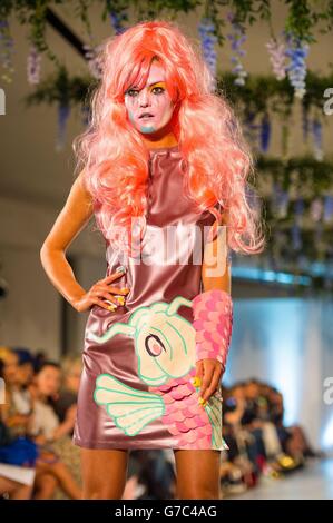 Ein Model auf dem Laufsteg während der Vin & Omi Laufsteg Show im Cumberland Hotel im Zentrum von London während der London Fashion Week. Stockfoto