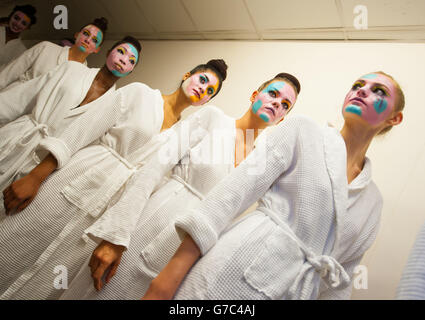 Models bereiten sich backstage vor der Vin & Omi Catwalk Show im Cumberland Hotel im Zentrum von London während der London Fashion Week vor. Stockfoto