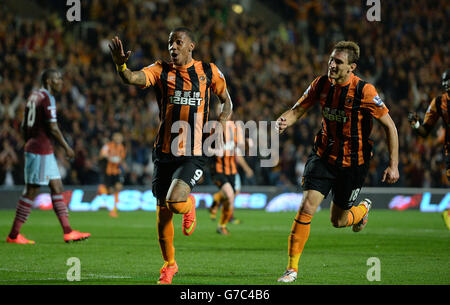 Abel Hernandez von Hull City (links) feiert mit Nikica Jelavic, nachdem er während des Spiels der Barclays Premier League im KC Stadium, Hull, das erste Tor seiner Seite erzielt hatte. Stockfoto