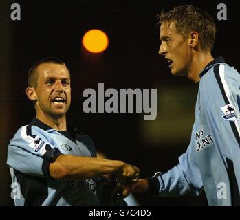 Neil McCann (links) von Southampton (links) feiert, nachdem er mit Peter Crouch beim zweiten Carling Cup-Spiel im Sixfields Stadium, Northampton, das 3. Tor erzielt hat. Stockfoto