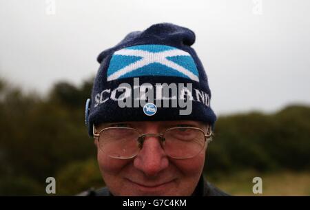 Ein Yes Supporter trägt ein Yes Abzeichen auf einem mit Saltyre geschmückten Hut in Aberdeen. Stockfoto