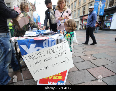 Ja, Unterstützer geben Literatur in der Buchanan Street, Glasgow, vor dem schottischen Unabhängigkeitsreferendum, das morgen stattfindet. Stockfoto