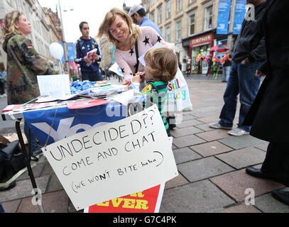 Ja, Unterstützer geben Literatur in der Buchanan Street, Glasgow, vor dem schottischen Unabhängigkeitsreferendum, das morgen stattfindet. Stockfoto