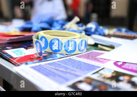 Ja, Unterstützer geben Literatur in der Buchanan Street, Glasgow, vor dem schottischen Unabhängigkeitsreferendum, das morgen stattfindet. Stockfoto