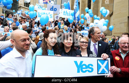 Ja Unterstützer (von links) der Führer der schottischen Grünen Patrick Harvie, Tasmina Ahamed von Yes Scotland, Schauspielerin Elaine C Smith, Sängerin Ricky Ross, Sarah Jane Walls von Yes Scotland, Blair Jenkins, Vorstandsvorsitzender von Yes Scotland, und Dennis Canavan, Vorsitzender von Yes Scotland, bei einer Kundgebung vor der Glasgow Concert Hall vor dem schottischen Unabhängigkeitsreferendum, das morgen stattfindet. Stockfoto