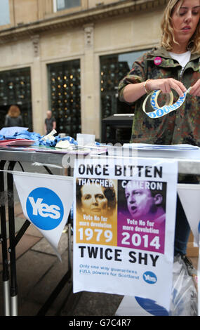 Ja, Unterstützer geben Literatur in der Buchanan Street, Glasgow, vor dem schottischen Unabhängigkeitsreferendum, das morgen stattfindet. Stockfoto