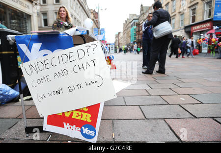 Ja, Unterstützer geben Literatur in der Buchanan Street, Glasgow, vor dem schottischen Unabhängigkeitsreferendum, das morgen stattfindet. Stockfoto