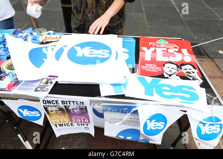 Ja, Unterstützer geben Literatur in der Buchanan Street, Glasgow, vor dem schottischen Unabhängigkeitsreferendum, das morgen stattfindet. Stockfoto