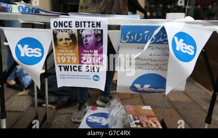 Ja, Unterstützer geben Literatur in der Buchanan Street, Glasgow, vor dem schottischen Unabhängigkeitsreferendum, das morgen stattfindet. Stockfoto