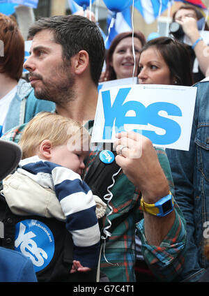 Skye Robinson und sein Vater Adam bei der Yes Wahlkampfveranstaltung vor der Glasgow Concert Hall vor dem schottischen Unabhängigkeitsreferendum, das morgen stattfindet. Stockfoto