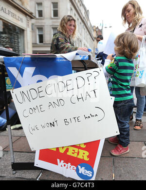 Ja, Unterstützer geben Literatur in der Buchanan Street, Glasgow, vor dem schottischen Unabhängigkeitsreferendum, das morgen stattfindet. Stockfoto