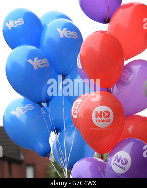 Yes and No Unterstützer vor einer Kundgebung der No Kampagne gegen die schottische Unabhängigkeit in Glasgow, vor dem schottischen Unabhängigkeitsreferendum, das morgen stattfindet. Stockfoto