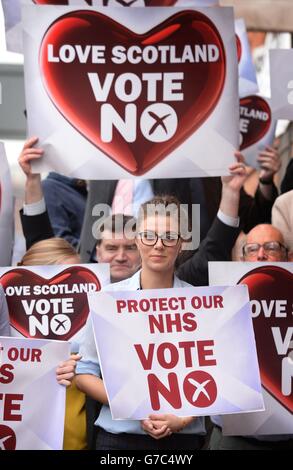 Yes and No Unterstützer vor einer Kundgebung der No Kampagne gegen die schottische Unabhängigkeit in Glasgow, vor dem schottischen Unabhängigkeitsreferendum, das morgen stattfindet. Stockfoto