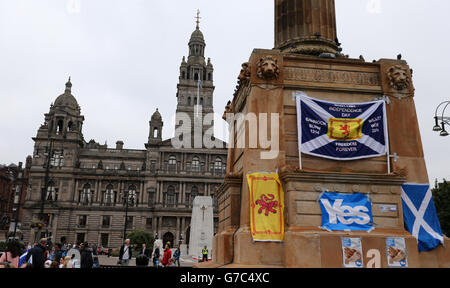 Ja, die Unterstützer versammeln sich im George Square, Glasgow, vor dem schottischen Unabhängigkeitsreferendum, das morgen stattfindet. Stockfoto