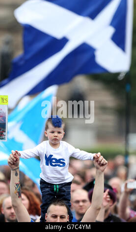 Ja, die Unterstützer versammeln sich im George Square, Glasgow, vor dem schottischen Unabhängigkeitsreferendum, das morgen stattfindet. Stockfoto