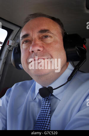 Der erste schottische Minister Alex Salmond nimmt einen Hubschrauber von Prestwick nach Largs, während er in weniger als 24 Stunden durch Schottland kämpft, bis Schottland an die Urnen geht, um beim schottischen Unabhängigkeitsreferendum abzustimmen. Stockfoto