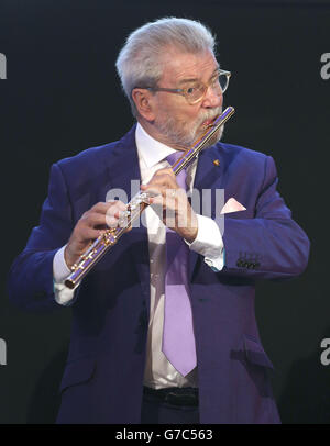 Der Flötist Sir James Galway tritt auf, bevor er eine Auszeichnung für sein Lebenswerk bei den jährlichen Gramophone Awards am St. Johns' Smith Square in London erhält. Stockfoto