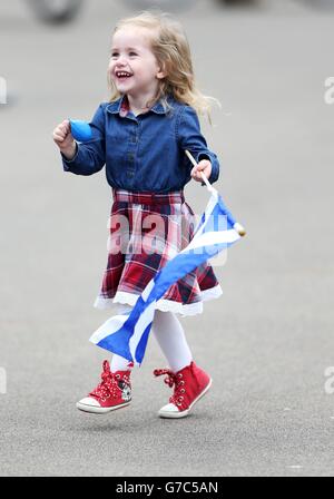 Ein junges Mädchen trägt einen YES Saltyre am George Square in Glasgow, bevor morgen das schottische Unabhängigkeitsreferendum stattfindet. Stockfoto