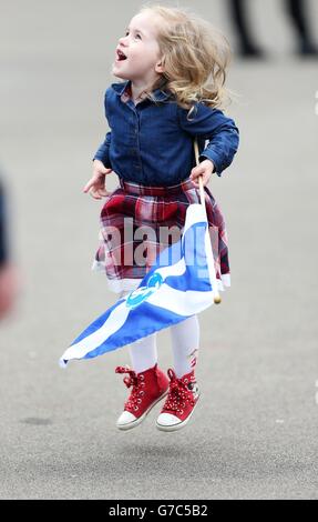 Ein junges Mädchen trägt einen YES Saltyre am George Square in Glasgow, bevor morgen das schottische Unabhängigkeitsreferendum stattfindet. Stockfoto