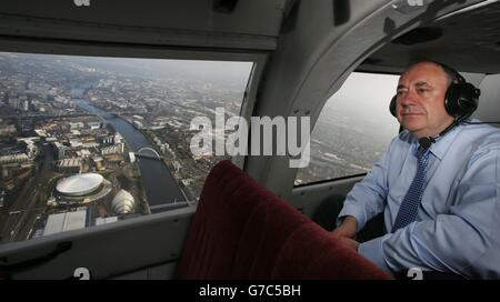 Der erste schottische Minister Alex Salmond fliegt über den Fluss Clyde in Glasgow, als er mit einem Kampagnenhubschrauber von Largs nach Edinburgh fährt, und zwar in weniger als 24 Stunden, bis Schottland an die Urnen geht, um beim schottischen Unabhängigkeitsreferendum abzustimmen. Stockfoto