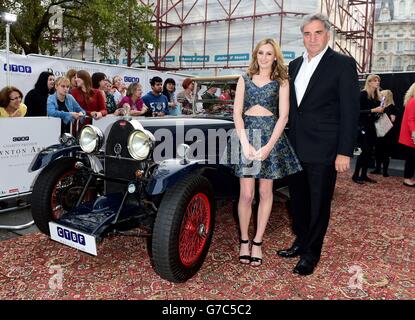 Laura Carmichael und Jim Carter besuchen eine exklusive Wohltätigkeitsvorführung von Downton Abbey im Empire-Kino in London. Stockfoto