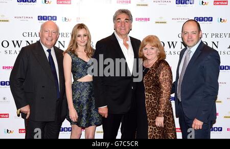 (Von links nach rechts) Julian Fellowes, Laura Carmichael, Jim Carter, Lesley Nicol und Gareth Neame bei einer exklusiven Wohltätigkeitsvorführung von Downton Abbey im Empire-Kino in London. Stockfoto