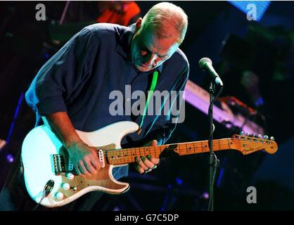 Pink Floyds Dave Gilmour tritt auf der Bühne während des Miller Strat Pack Konzerts in der Wembley Arena in London auf. Gilmour spielt den 1954 Fender Stratocaster mit der einzigartigen Seriennummer 0001. Stockfoto