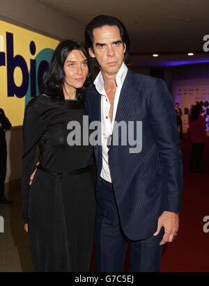 Nick Cave und seine Frau Susie Bick kommen zur Gala-Vorführung von 20,000 Days on Earth im Barbican Centre, London. Stockfoto