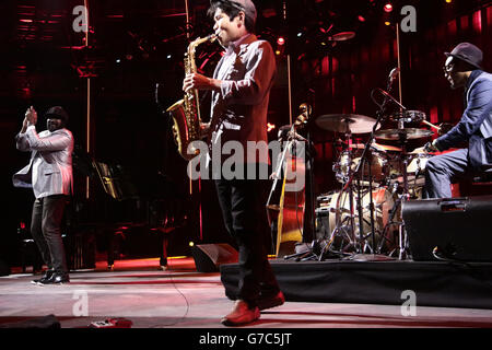 Gregory Porter spielt live auf der Bühne im Rahmen des iTunes Festivals im Roundhouse, Camden, London. Stockfoto