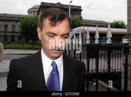 Kenneth Henvey, 46, aus Clondalkin, Dublin, der im Februar 2004 als Fahrer eines Busses am Wellington Quay, Dublin, den Straßenbelag bestieg, fünf Fußgänger tötete und das Dublin District Court verließ, wo er wegen gefährlicher Fahrweise angeklagt wurde, die zum Tod von fünf Personen führten. Stockfoto