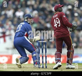 Englands Eröffnungsbatsman Marcus Trescodick fegt den Ball beim ICC Champions Trophy Finale im Oval an Westindies' Wicketkeeper Courtney Browne vorbei. . KEINE NUTZUNG DES MOBILTELEFONS. Stockfoto