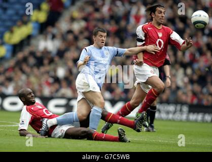 Joey Barton (C) von Manchester City fordert Patrick Vieira und edu (R) von Arsenal während des Barclaycard Premiership-Spiels im City of Manchester Stadium, Manchester, Samstag, 25. September 2004, auf den Ball. Stockfoto