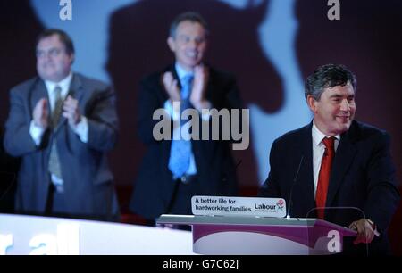 Premierminister Tony Blair und der stellvertretende Premierminister John Prescott applaudieren Bundeskanzler Gordon Brown am Ende seiner Rede vor der Labour Party Conference in Brighton. Stockfoto