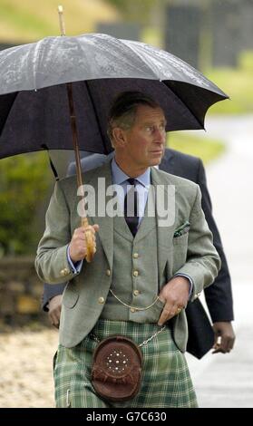 Seine Königliche Hoheit Prinz Charles Herzog von Rothesay und Patron von 'Sabhal Mor Ostaig' ( Skye's Gälic College ) bei einem Besuch des Gälischen College in Sleat auf der Isle of Skye. Stockfoto