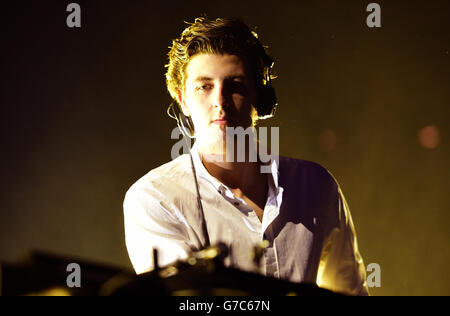 Jamie XX (Jamie Smith) spielt live auf der Bühne im Rahmen des iTunes Festivals im Roundhouse, Camden, London. Stockfoto