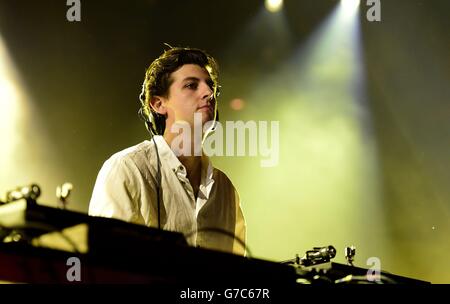 Jamie XX (Jamie Smith) spielt live auf der Bühne im Rahmen des iTunes Festivals im Roundhouse, Camden, London. Stockfoto