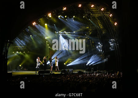 Neon Jungle tritt beim MTV Crashes Derry Konzert auf dem Ebrington Square in Derry - Londonderry auf. Stockfoto
