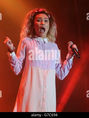 Neon Jungle tritt beim MTV Crashes Derry Konzert auf dem Ebrington Square in Derry - Londonderry auf. Stockfoto