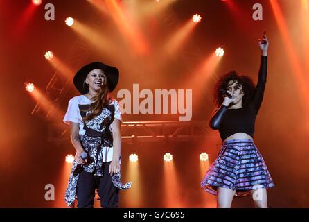 Neon Jungle tritt beim MTV Crashes Derry Konzert auf dem Ebrington Square in Derry - Londonderry auf. Stockfoto