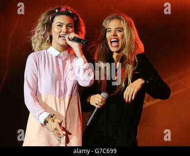 Neon Jungle tritt beim MTV Crashes Derry Konzert auf dem Ebrington Square in Derry - Londonderry auf. Stockfoto
