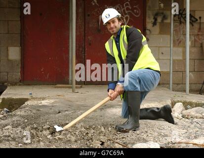 Schauspieler Joseph Fiennes während eines Fotoalles, um die Ernennung von Verry Construction in einer bahnbrechenden Zeremonie für das Young Vic Theater im Cut im Zentrum von London bekannt zu geben. Die Zeremonie markiert einen bedeutenden Meilenstein bei der Restaurierung des weltberühmten Auditoriums des Theaters und der Rekonstruktion seines Gebäudes, mit einem voraussichtlichen Fertigstellungstermin im Herbst 2006. Stockfoto