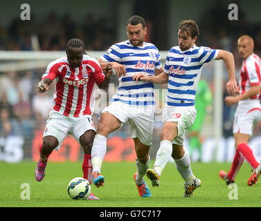 Steven Caulker (Mitte) und Niko Kranjcar (rechts) der Queens Park Rangers treffen beim Barclays Premier League-Spiel in der Loftus Road, London, auf Victor Moses von Stoke City. Stockfoto