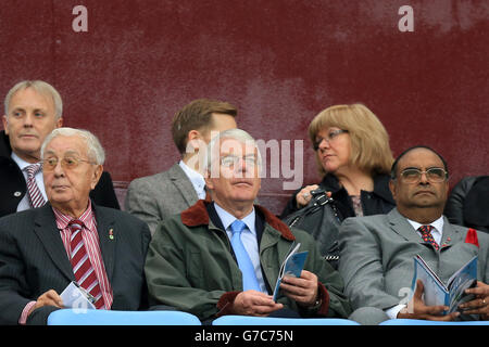 Der ehemalige Premierminister John Major (Mitte) sieht während des Spiels der Barclays Premier League in Villa Park, Birmingham, auf den Tribünen zu. Stockfoto