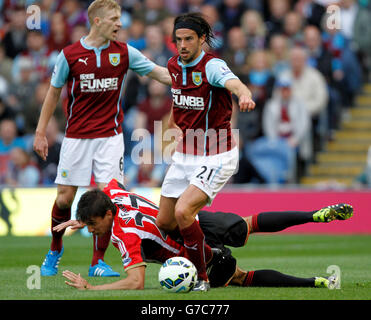 Fußball - Barclays Premier League - Burnley gegen Sunderland - Turf Moor. Burnleys George Boyd (rechts) stellt sich während des Spiels der Barclays Premier League in Turf Moor, Burnley, gegen Santiago Vergini von Sunderland vor. Stockfoto