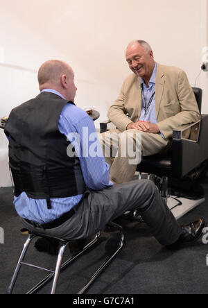 Ken Livingstone, der ehemalige Bürgermeister von London, lässt sich auf der Labour Party-Konferenz in Manchester seine Schuhe leuchten. Stockfoto