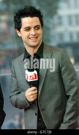 Billie Joe Armstrong von der Punkrock-Gruppe Green Day während ihres Gastauftritts auf MTV's TRL - Total Request Live - Show, in den neuen Studios im Leicester Square im Zentrum von London. Mit 'American Idiot' hat die Gruppe die britische Albumchart an die Spitze gesetzt. Stockfoto