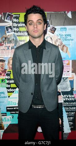 Billie Joe Armstrong von der Punkrock-Gruppe Green Day während ihres Gastauftritts auf MTV's TRL - Total Request Live - Show, in den neuen Studios im Leicester Square im Zentrum von London. Mit 'American Idiot' hat die Gruppe die britische Albumchart an die Spitze gesetzt. Stockfoto